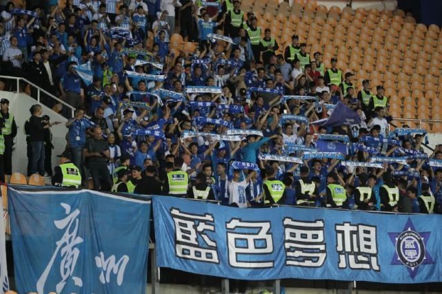 巴斯勒说道：“拜仁的后卫太少了，如果球队还有另外一两名中卫，那么于帕梅卡诺早就失去他的位置了。